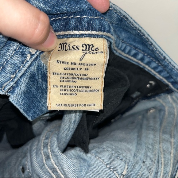 Miss Me Womens Jeans Size 27
JP5335P Capris Crystals/Studs
Flap Pockets - Picture 4 of 4